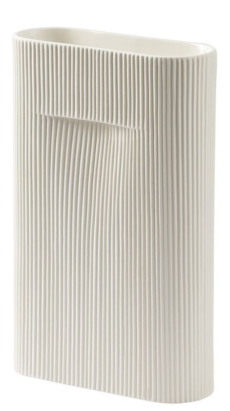 Nahaufnahme der Muuto Ridge Vase in Off-White mit geriffelter Textur und modernem Design.